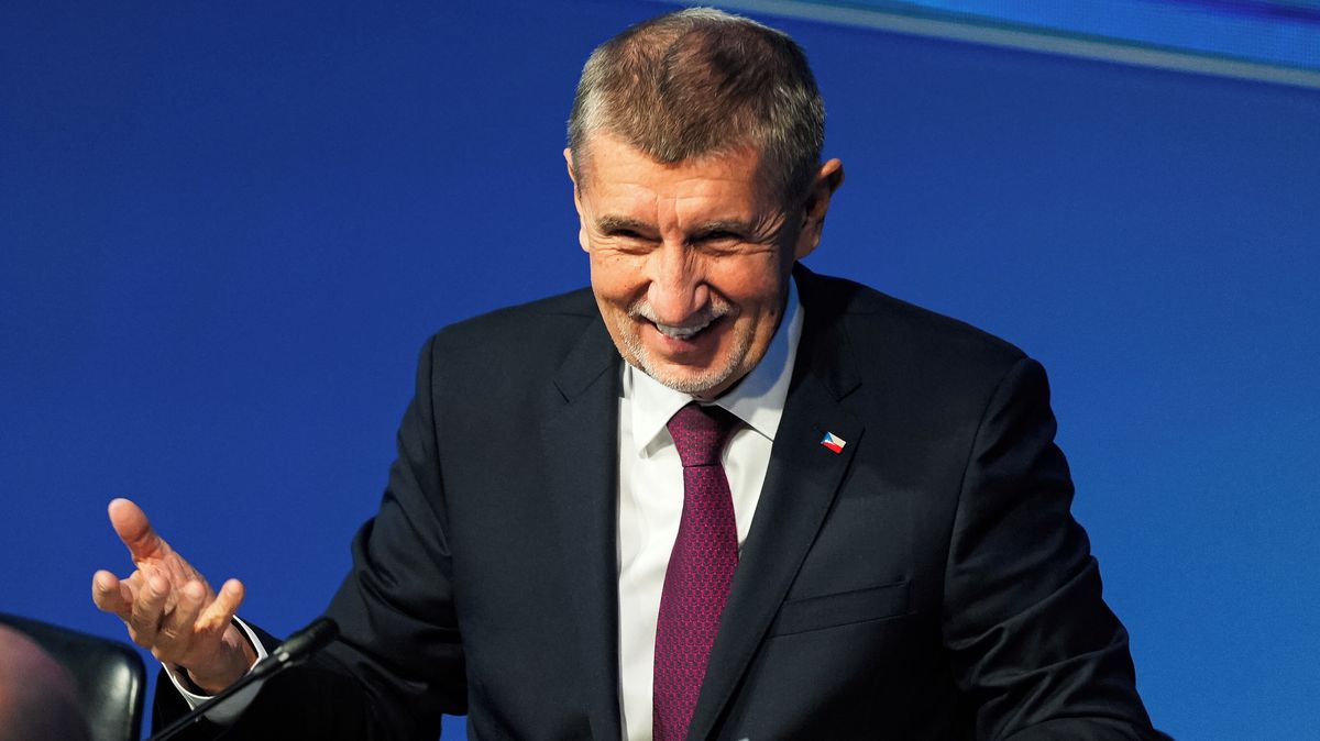 Vysmátý Andrej Babiš se opět rochnil v tropickém ráji: Plavky si nechal pro sebe, místo toho vytasil pomlázku